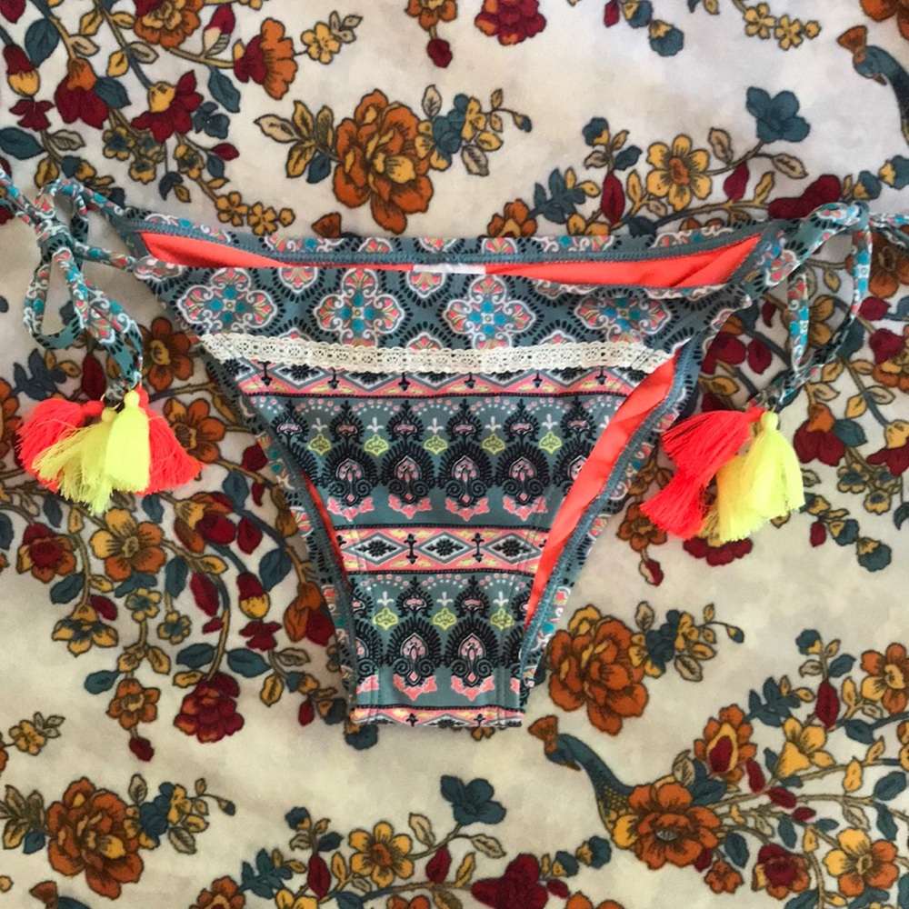 NWOT Cheeky Bikini Bottoms Ruched Patterned Tassle